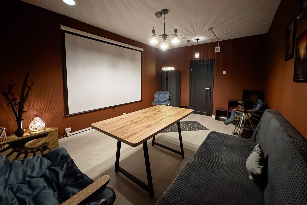 Арендовать Тёмная комната с проектором