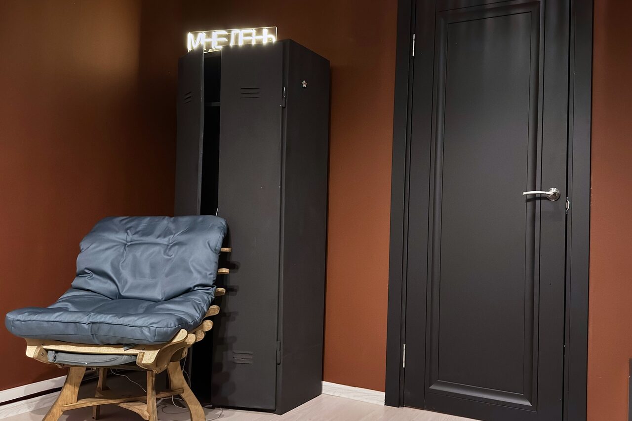 Арендовать Тёмная комната с проектором