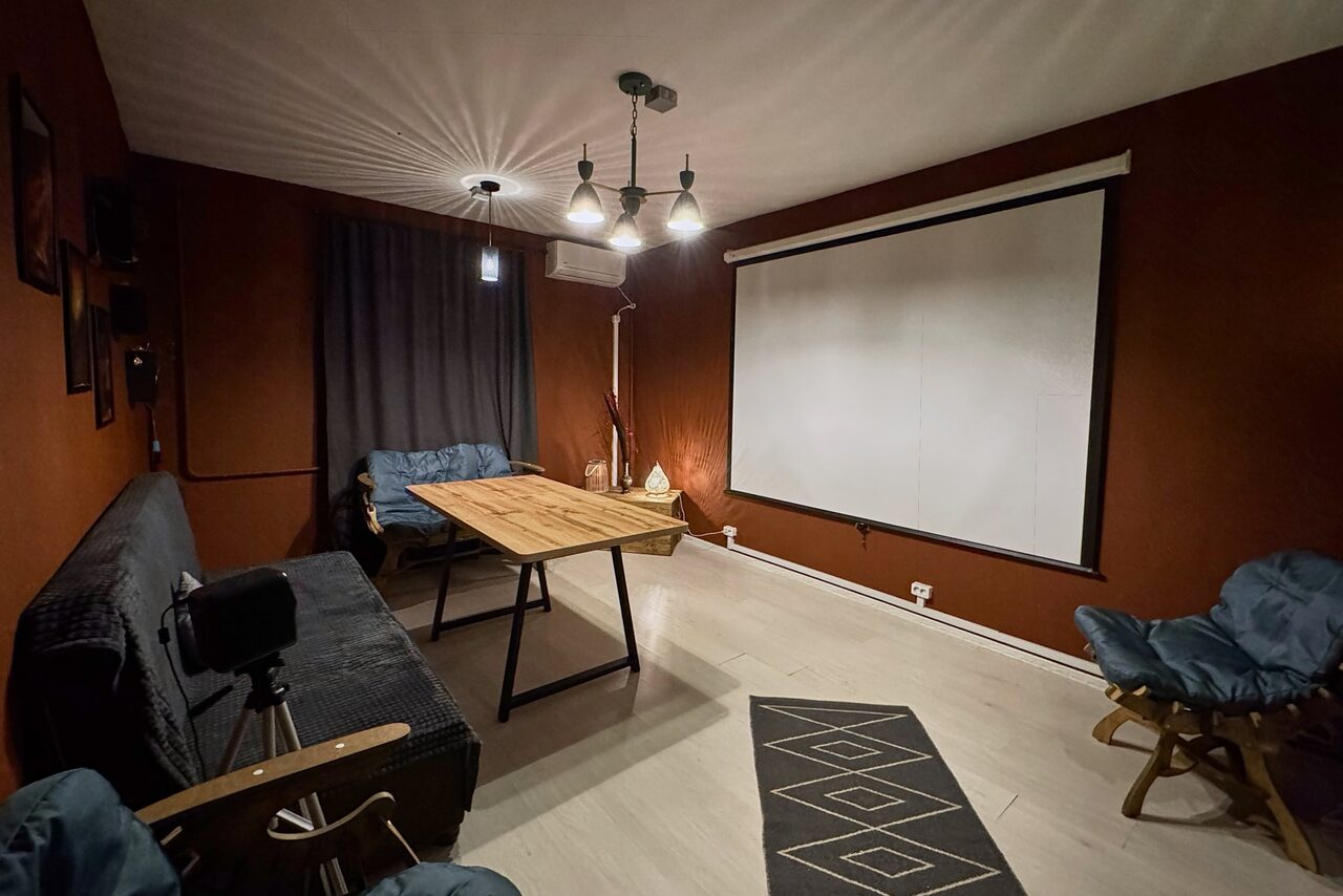 Арендовать Тёмная комната с проектором