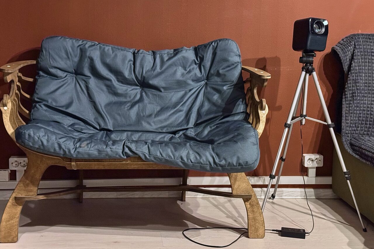 Арендовать Тёмная комната с проектором