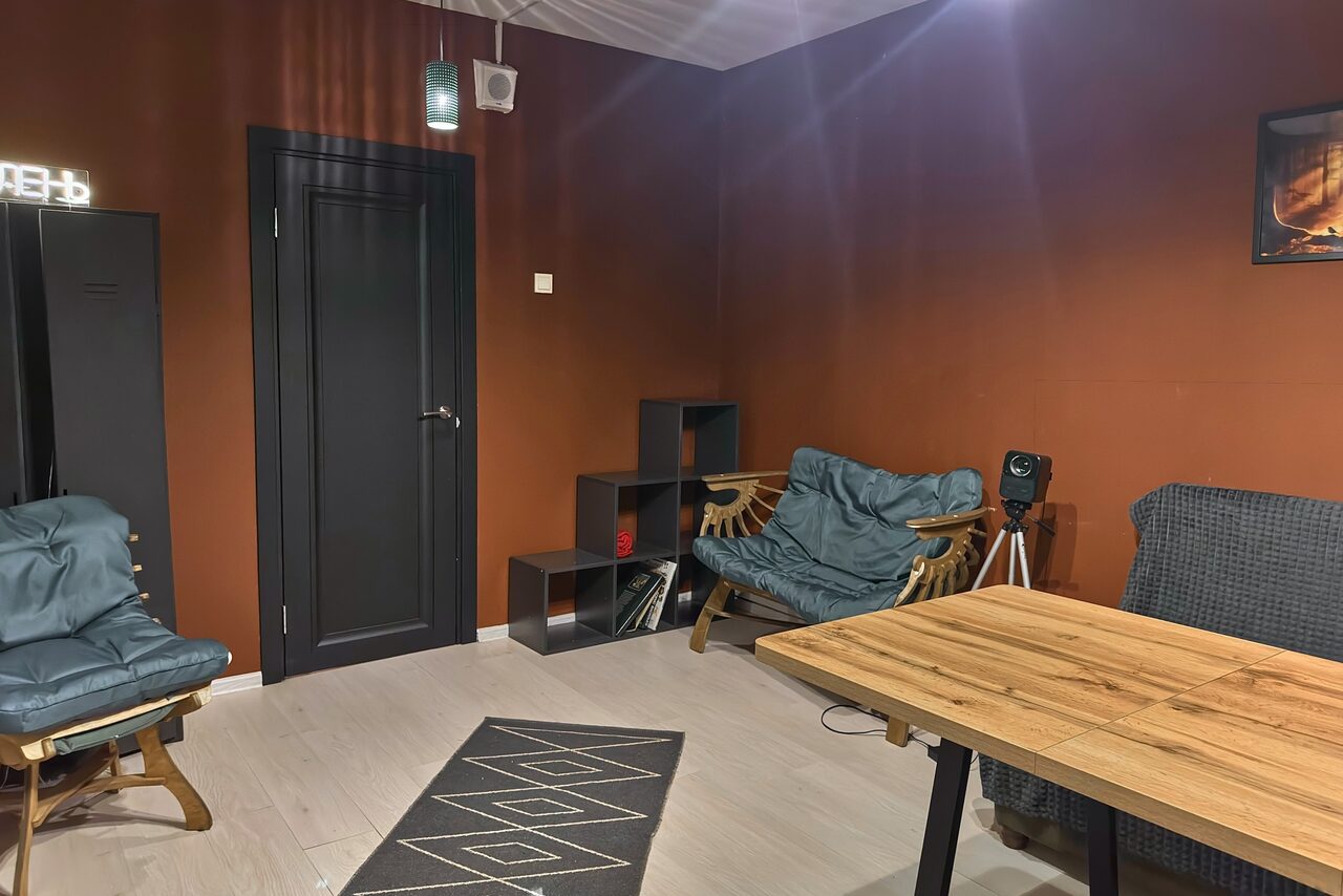 Арендовать Тёмная комната с проектором