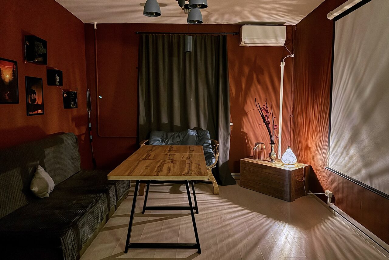 Арендовать Тёмная комната с проектором