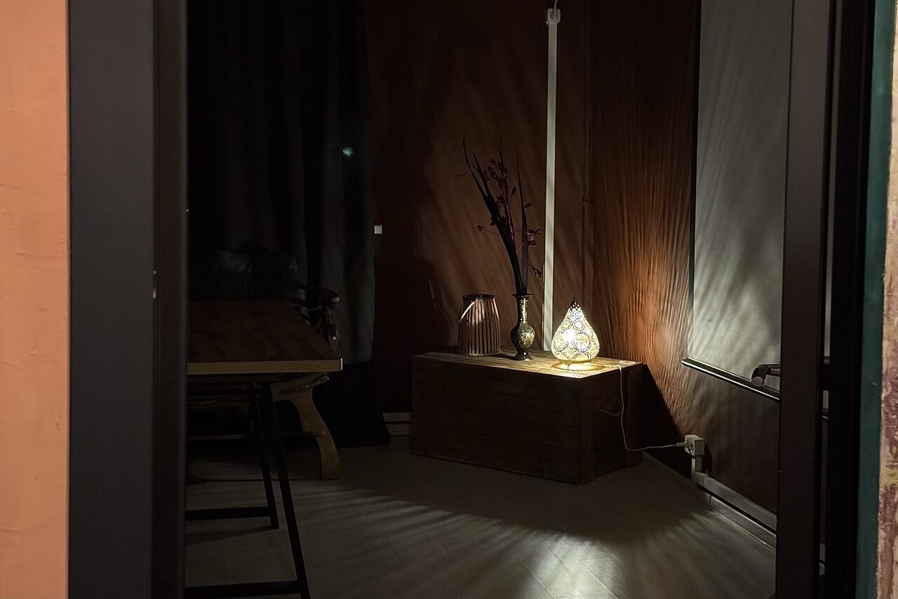 Арендовать Тёмная комната с проектором