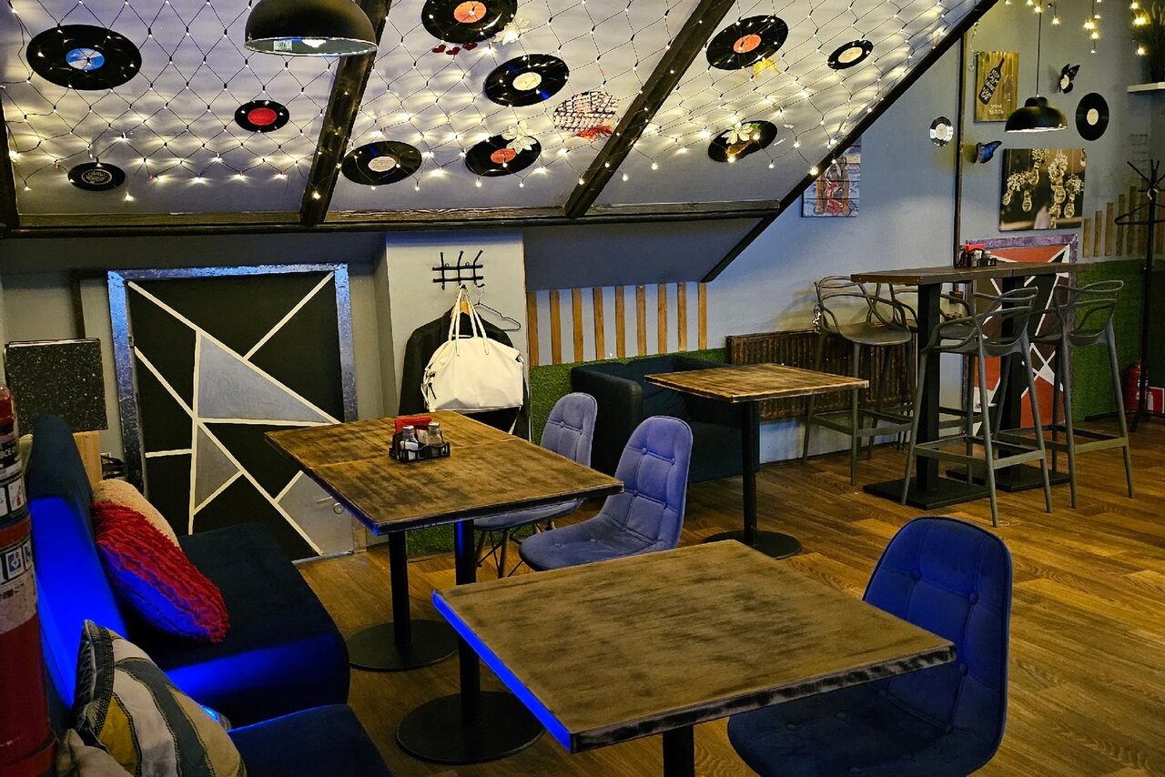 Арендовать Просторный и атмосферный лофт-бар