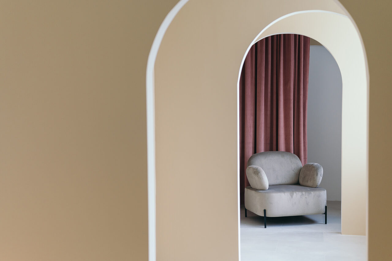 Арендовать Светлая студия с окнами