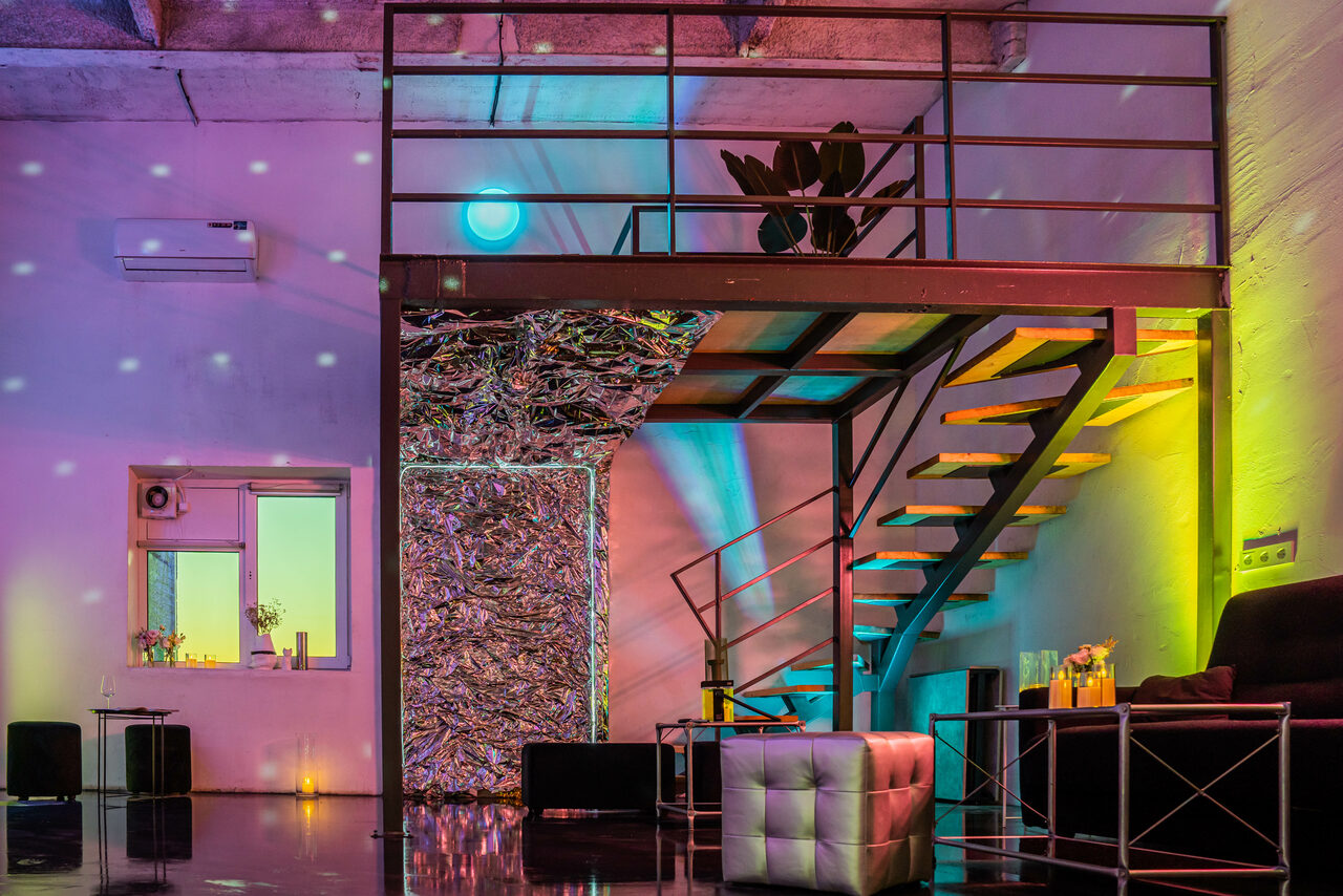 Арендовать Футуристический двухуровневый лофт