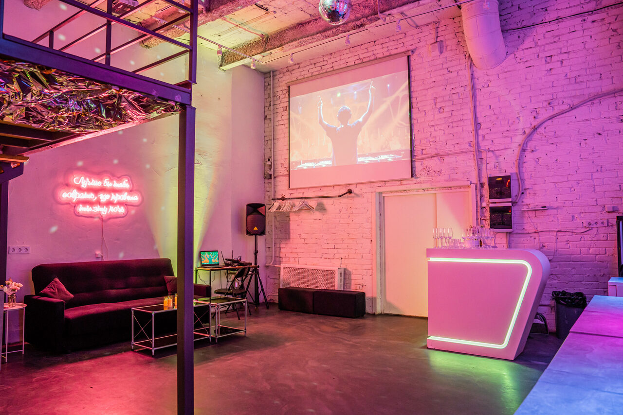 Арендовать Футуристический двухуровневый лофт