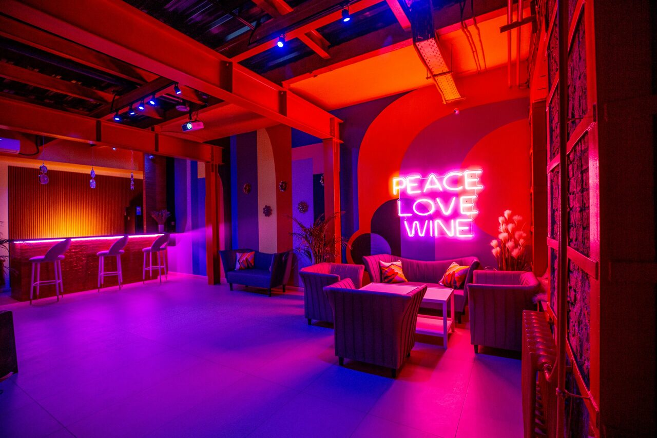 Арендовать Лофт-зал с ярким цветами