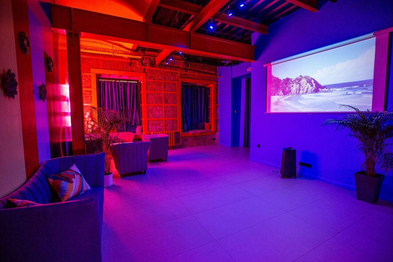 Арендовать Лофт-зал с ярким цветами