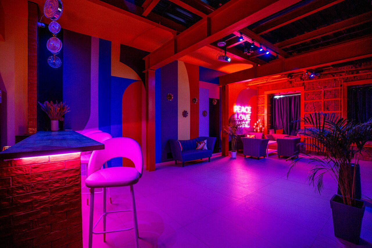 Арендовать Лофт-зал с ярким цветами
