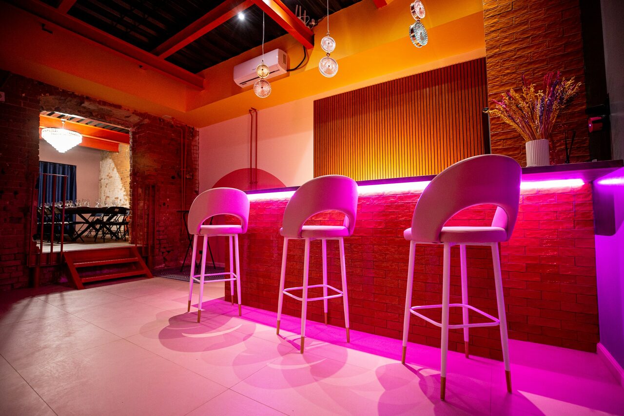 Арендовать Лофт-зал с ярким цветами