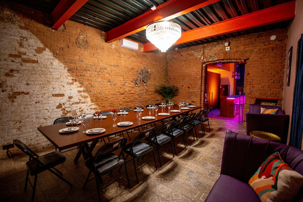 Арендовать Лофт-зал с ярким цветами