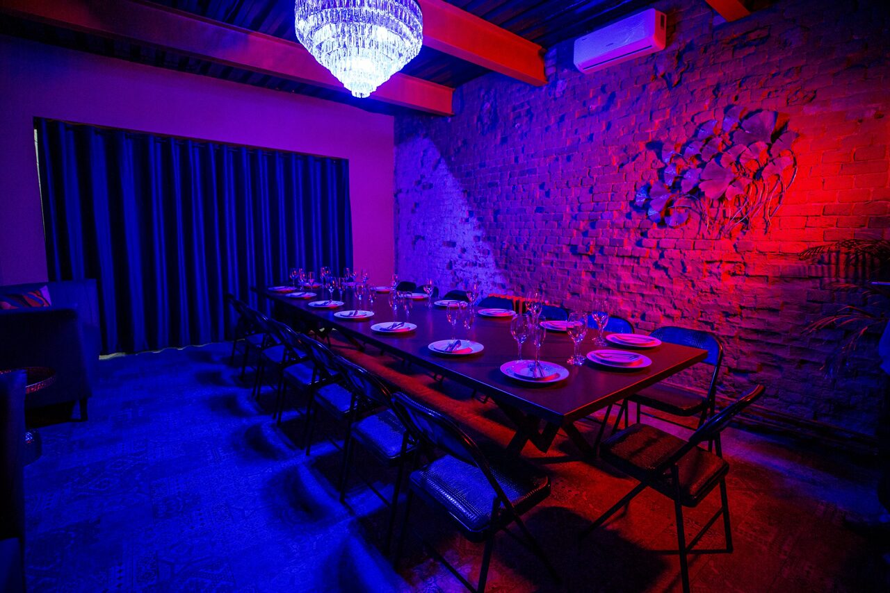 Арендовать Лофт-зал с ярким цветами