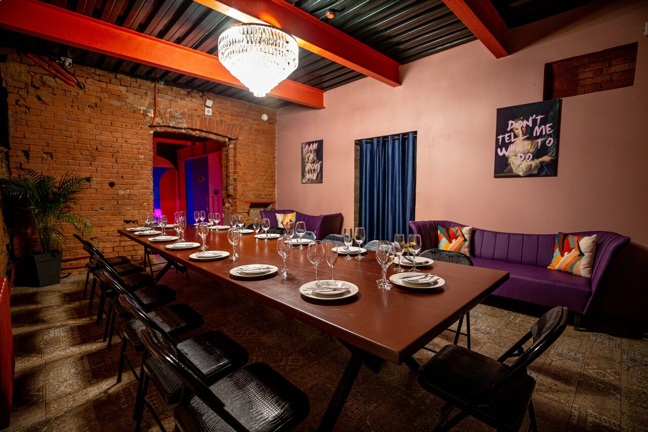 Арендовать Лофт-зал с ярким цветами