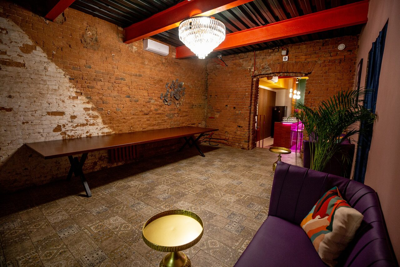 Арендовать Лофт-зал с ярким цветами