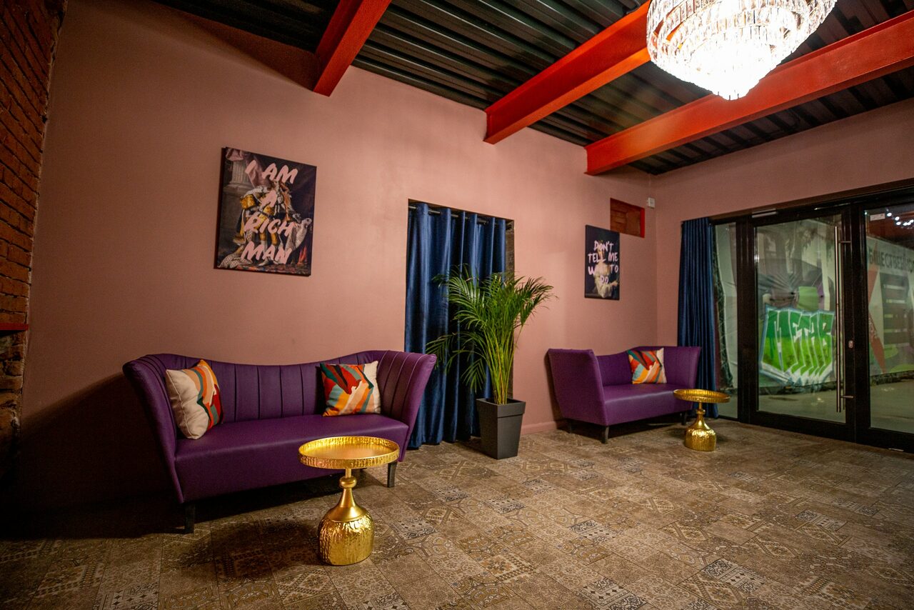 Арендовать Лофт-зал с ярким цветами