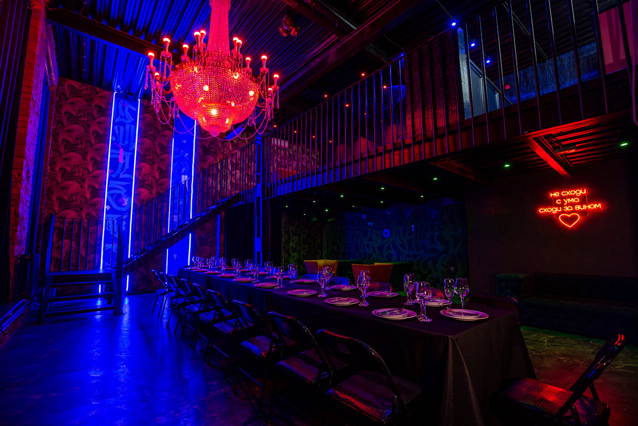 Арендовать Тёмный лофт-зал с двумя этажами