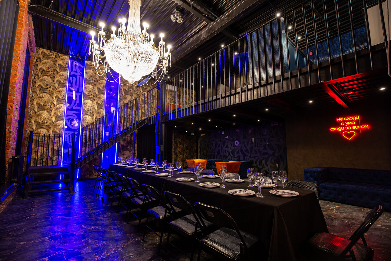 Арендовать Тёмный лофт-зал с двумя этажами