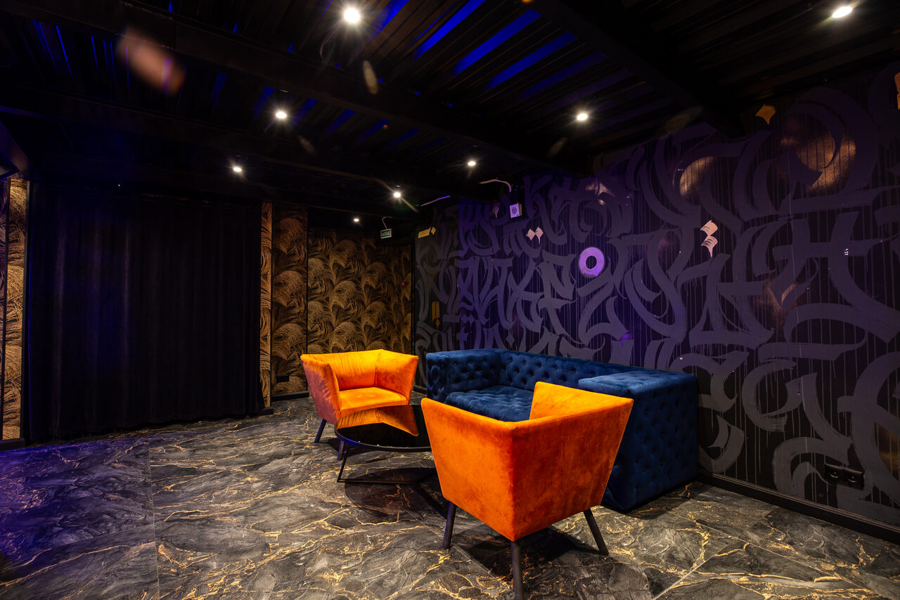 Арендовать Тёмный лофт-зал с двумя этажами