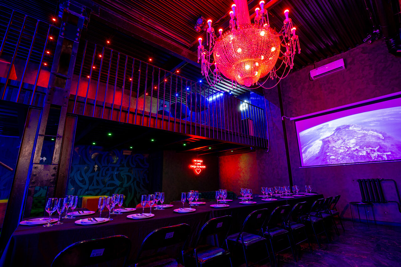 Арендовать Тёмный лофт-зал с двумя этажами