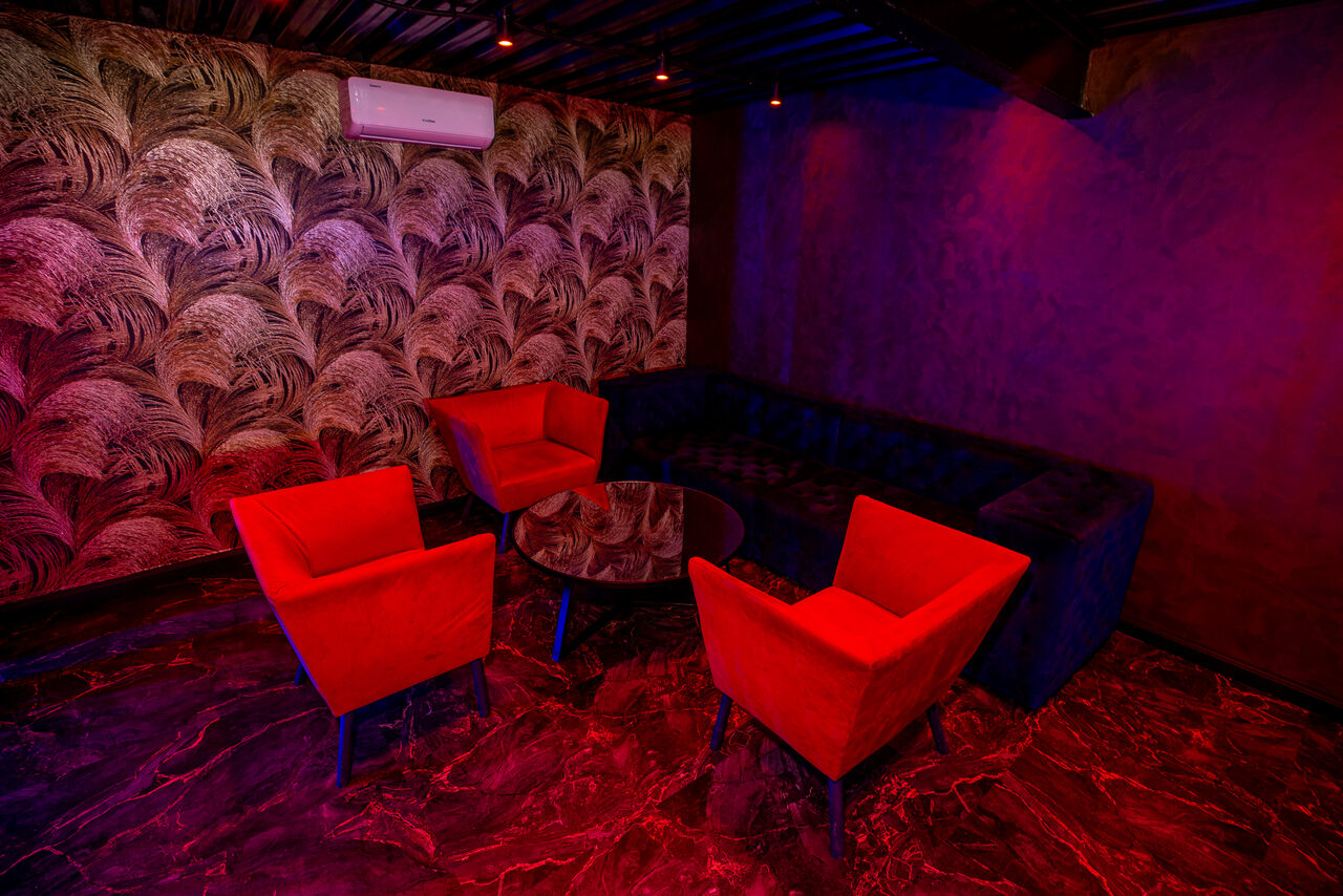 Арендовать Тёмный лофт-зал с двумя этажами