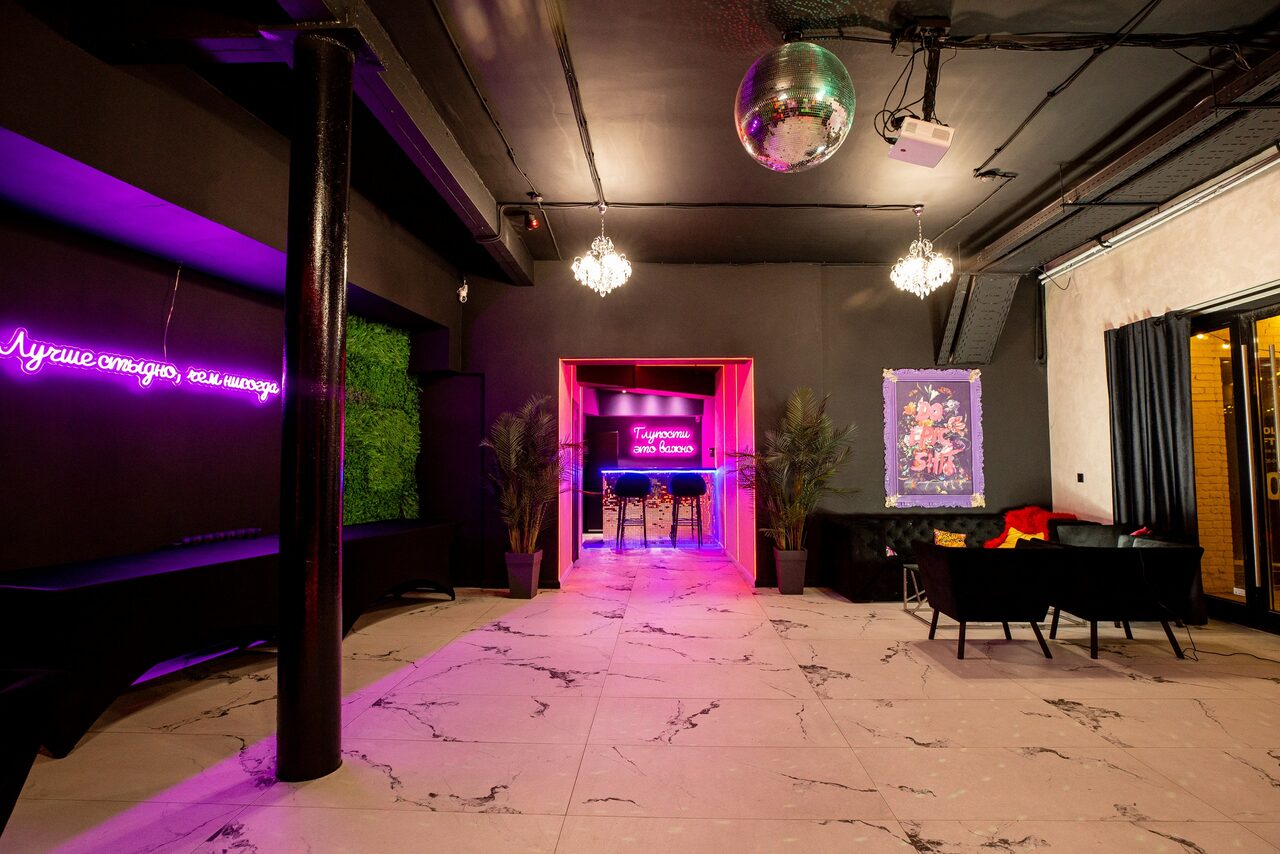 Арендовать Белый неоновый лофт-зал