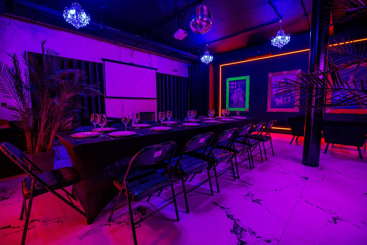 Арендовать Белый неоновый лофт-зал