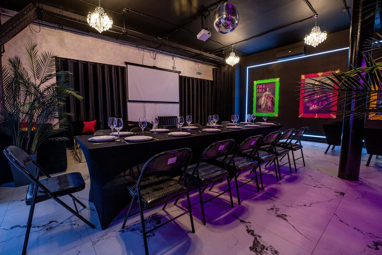 Арендовать Белый неоновый лофт-зал