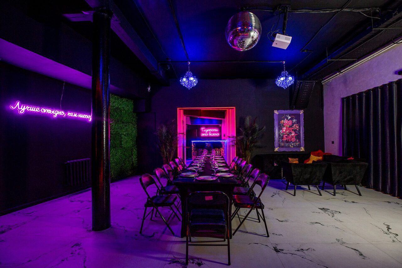 Арендовать Белый неоновый лофт-зал