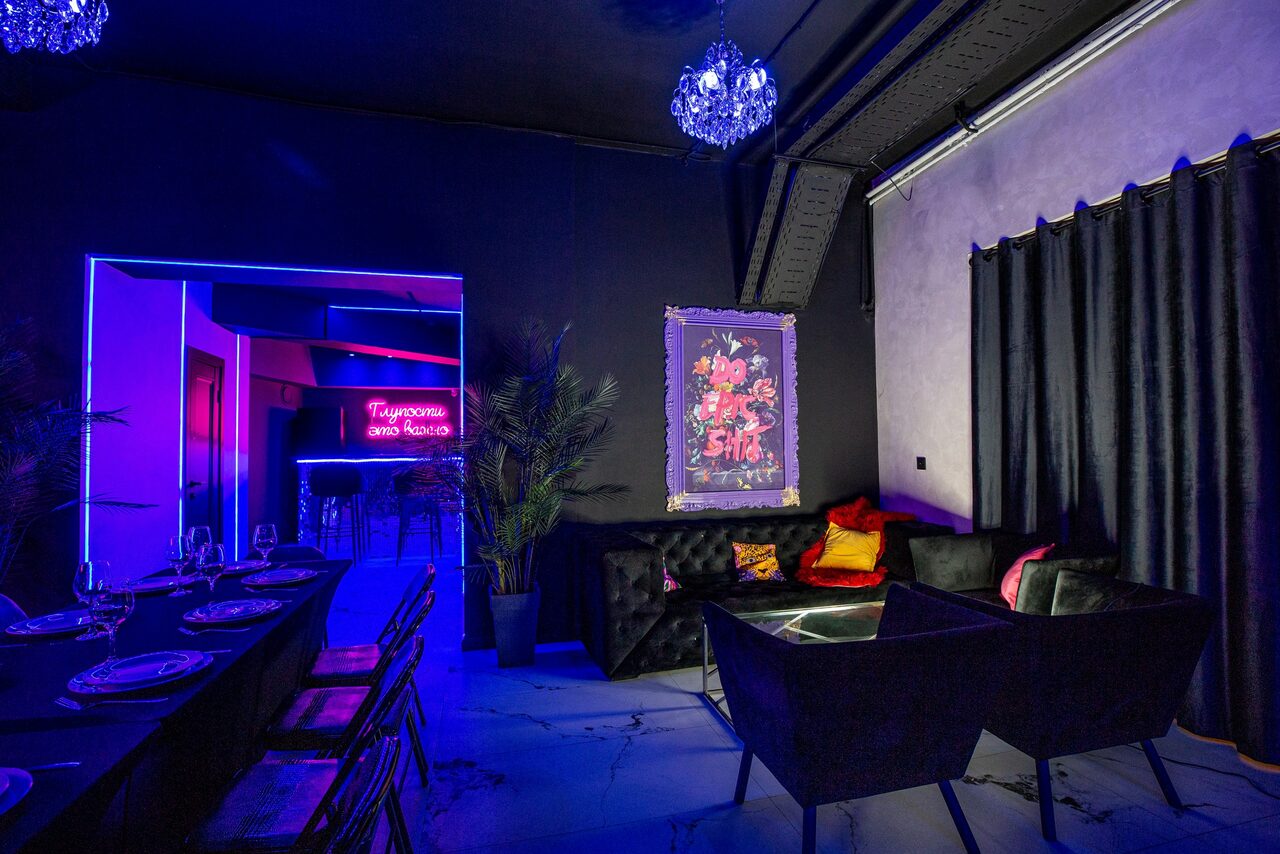 Арендовать Белый неоновый лофт-зал