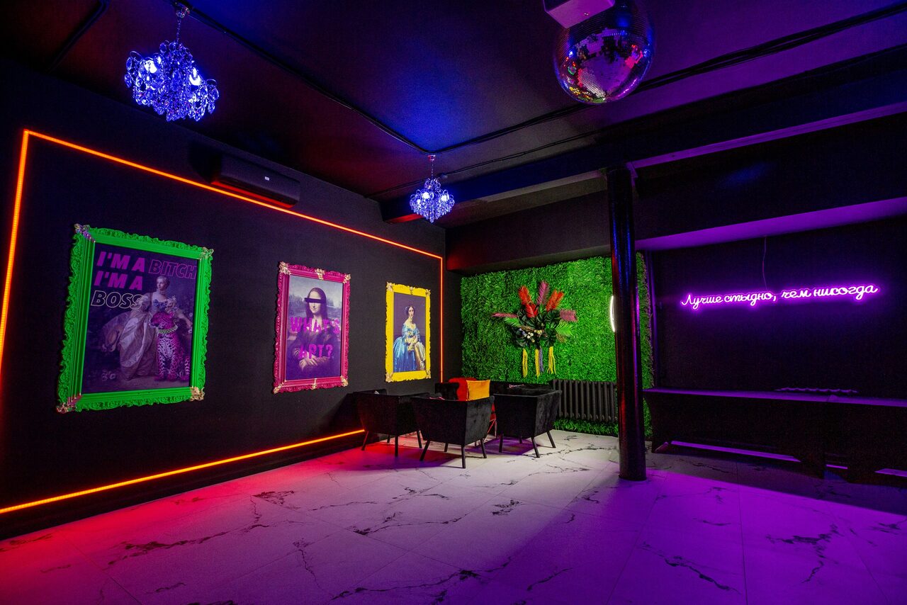 Арендовать Белый неоновый лофт-зал