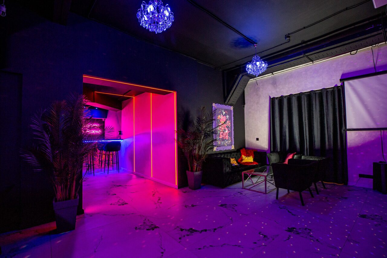 Арендовать Белый неоновый лофт-зал