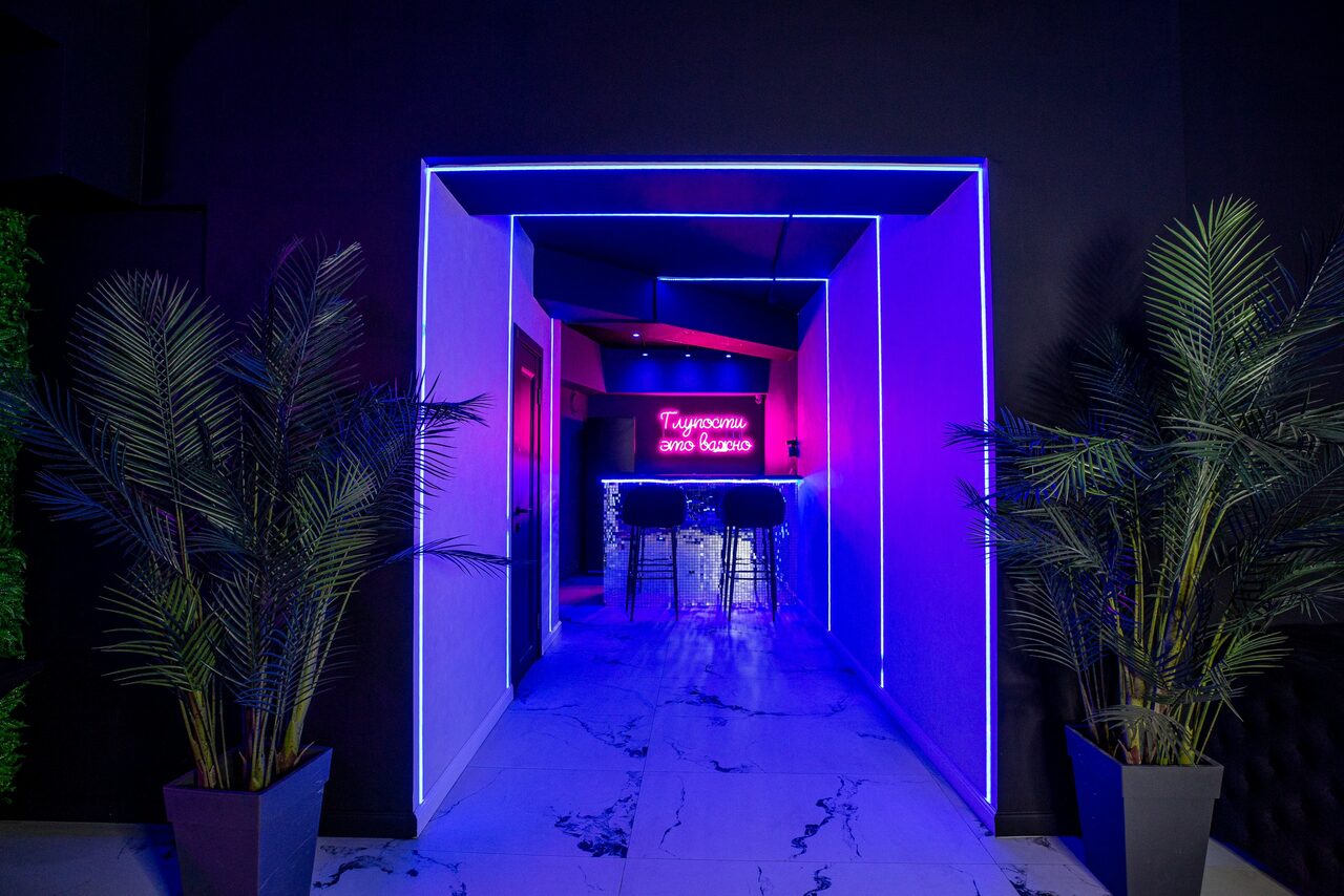 Арендовать Белый неоновый лофт-зал