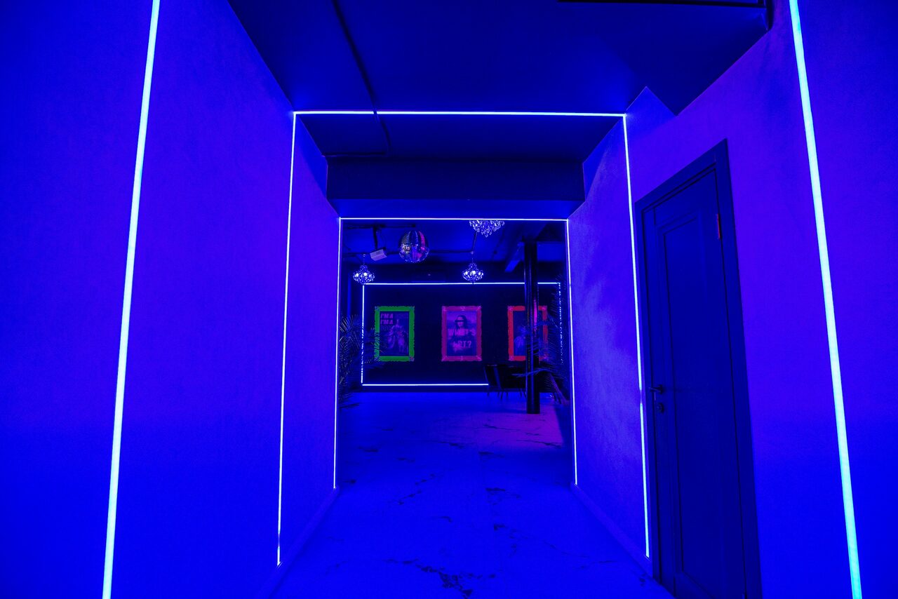 Арендовать Белый неоновый лофт-зал