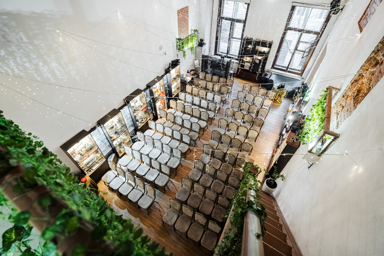 Арендовать Белый зал в стиле лофт