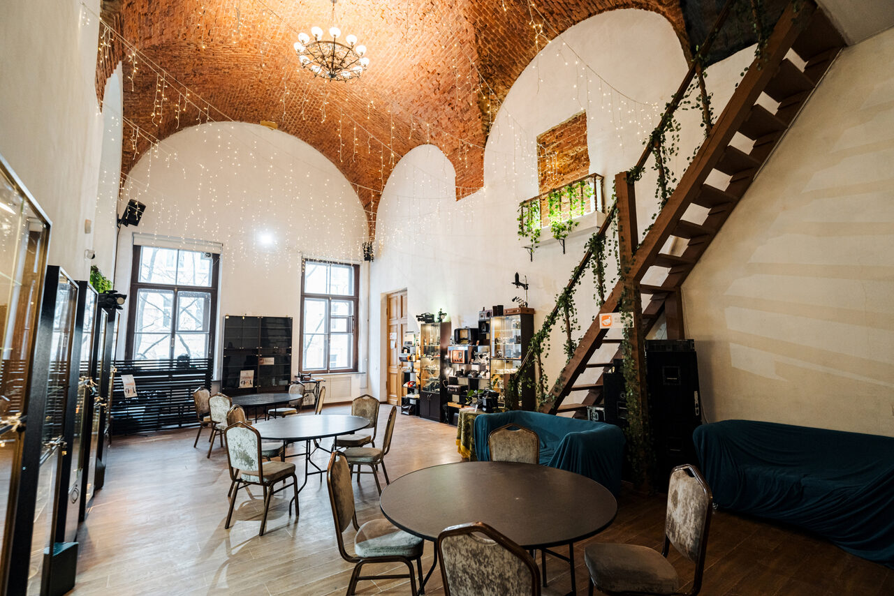 Арендовать Белый зал в стиле лофт