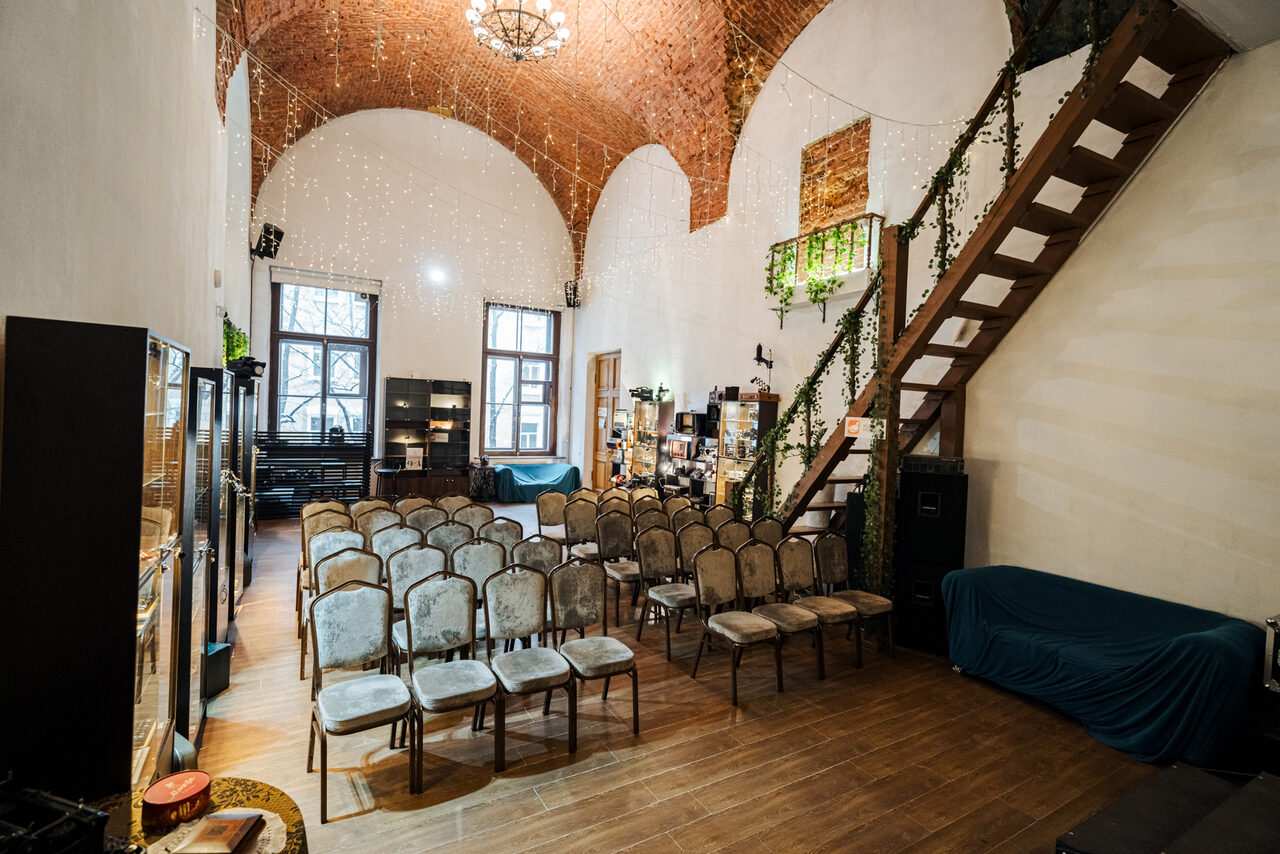 Арендовать Белый зал в стиле лофт