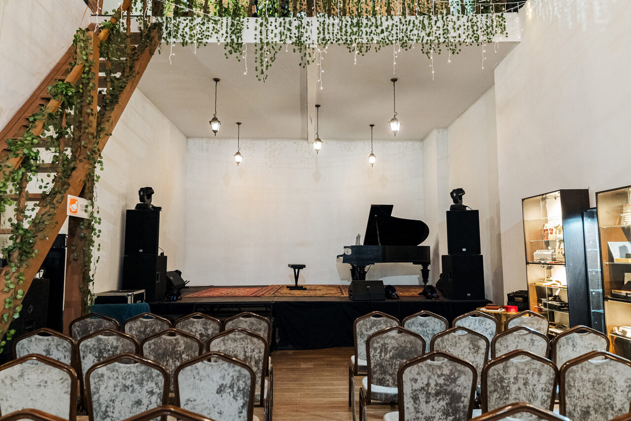 Арендовать Белый зал в стиле лофт