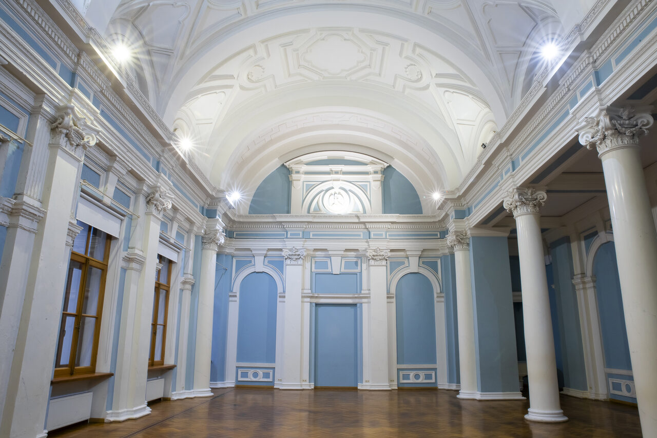 Арендовать Светлый зал в классическом стиле