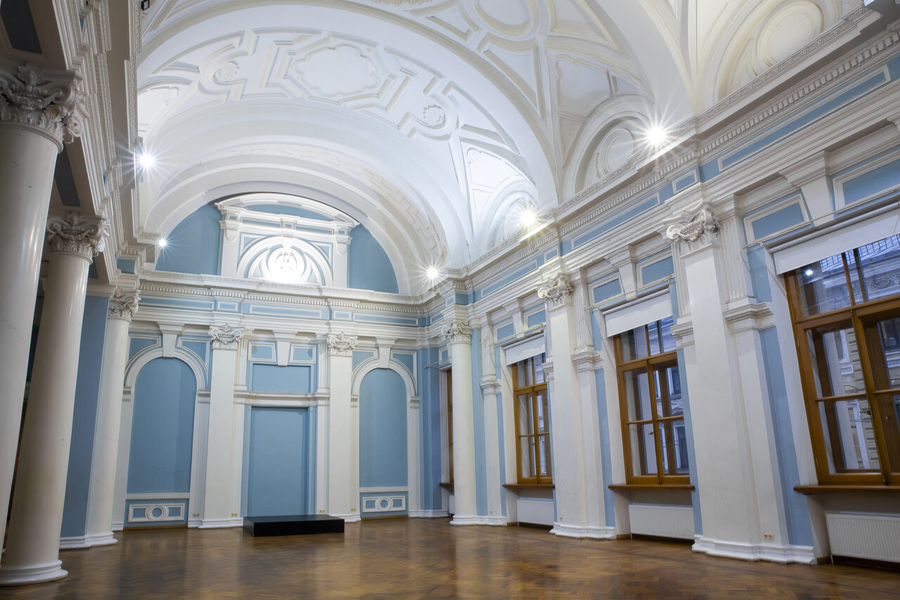 Арендовать Светлый зал в классическом стиле