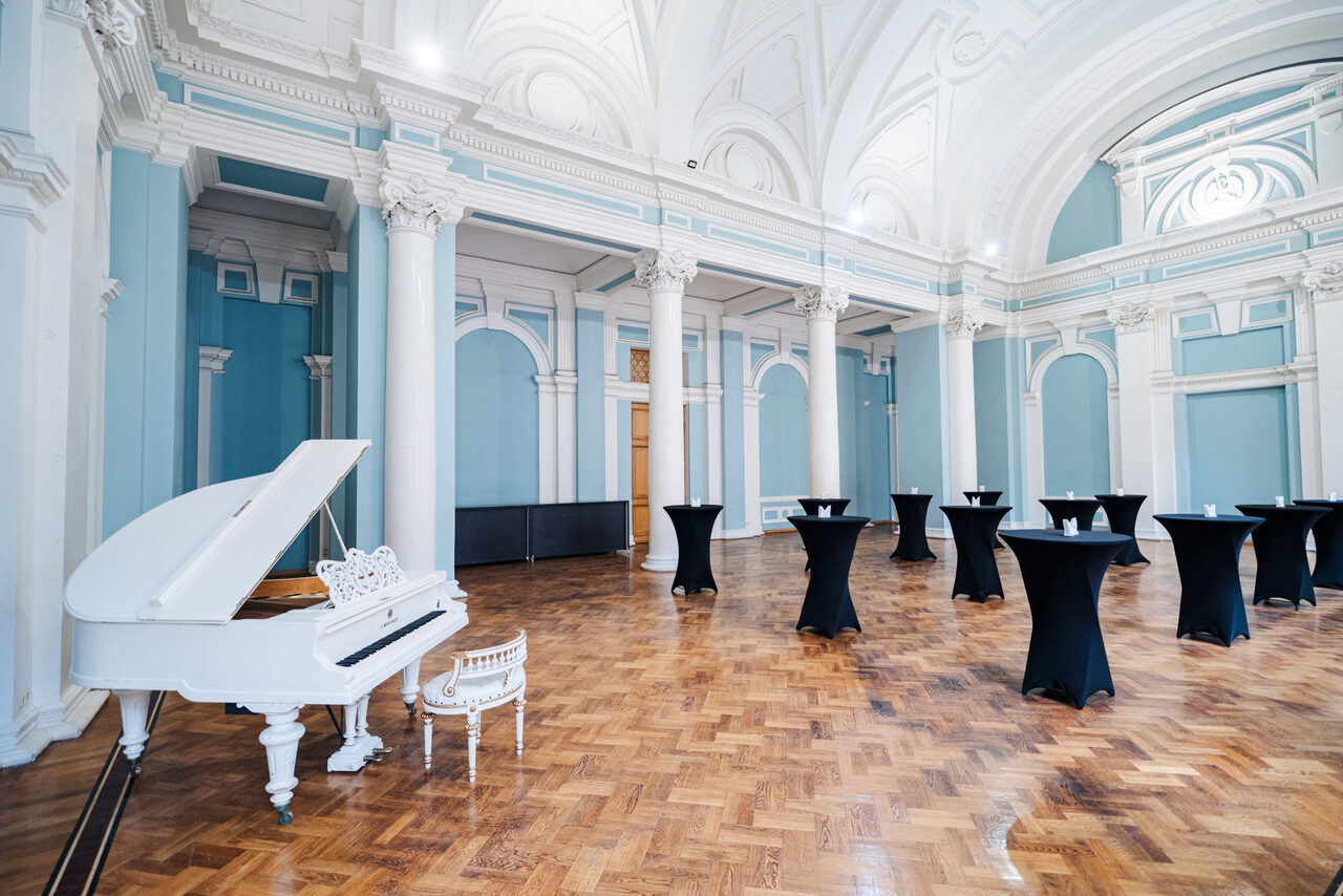 Арендовать Светлый зал в классическом стиле