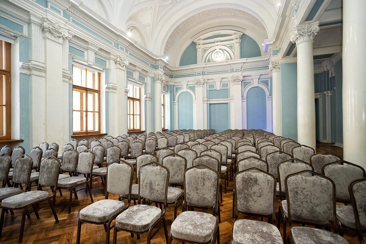 Арендовать Светлый зал в классическом стиле