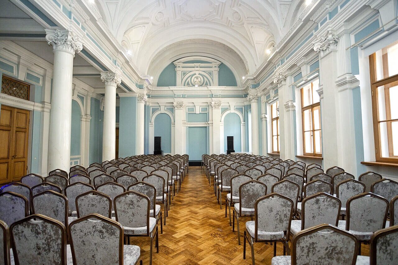 Арендовать Светлый зал в классическом стиле