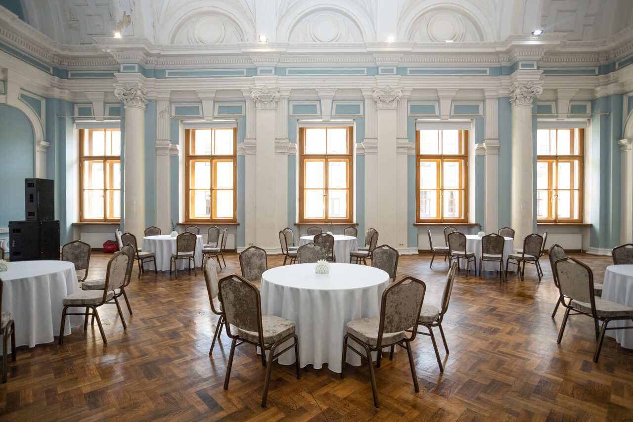 Арендовать Светлый зал в классическом стиле