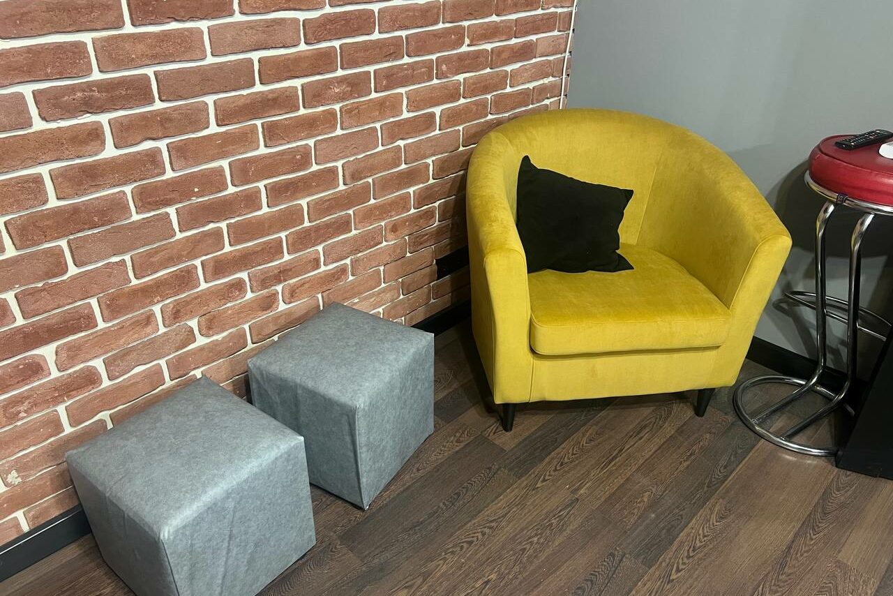 Арендовать Светлая комната на 12 человек