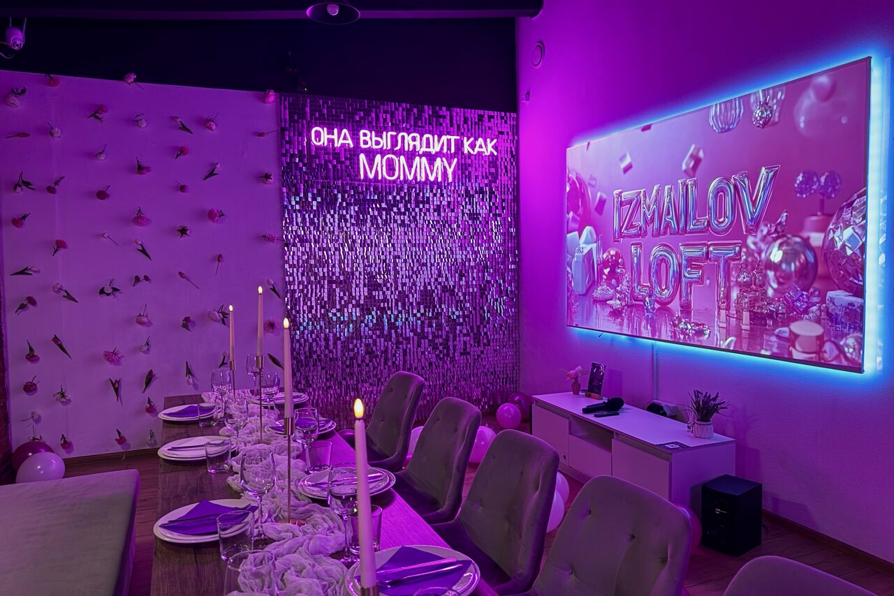 Арендовать Тёмный караоке лофт-зал