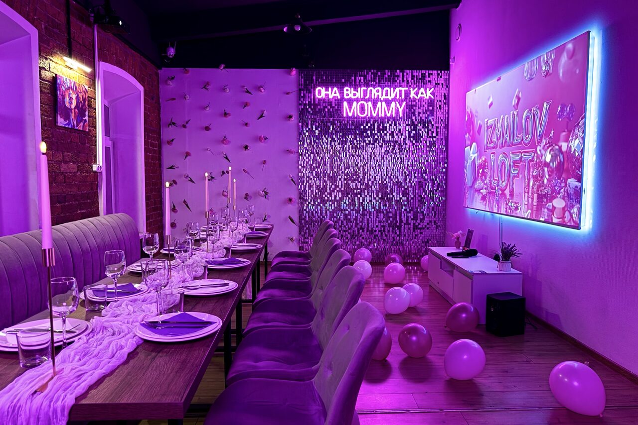 Арендовать Тёмный караоке лофт-зал