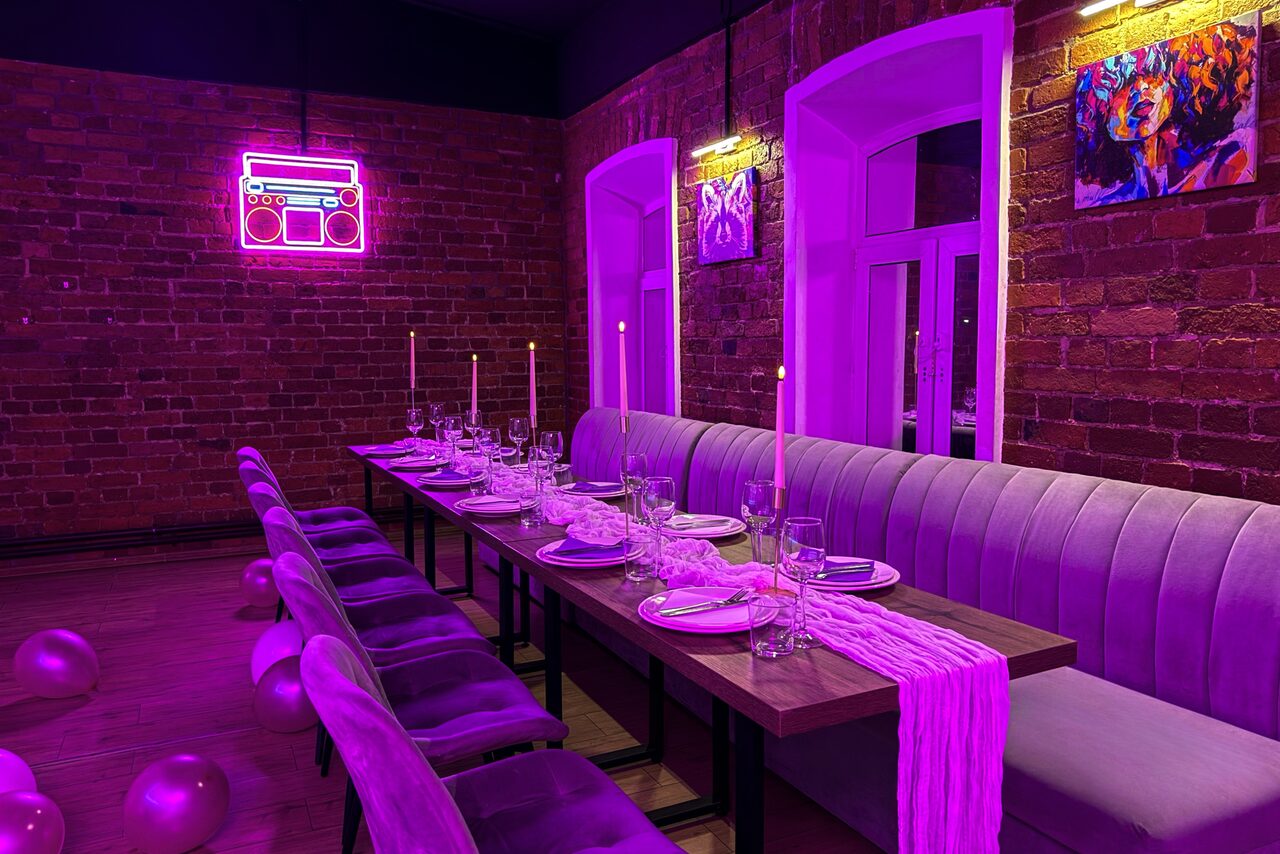 Арендовать Тёмный караоке лофт-зал