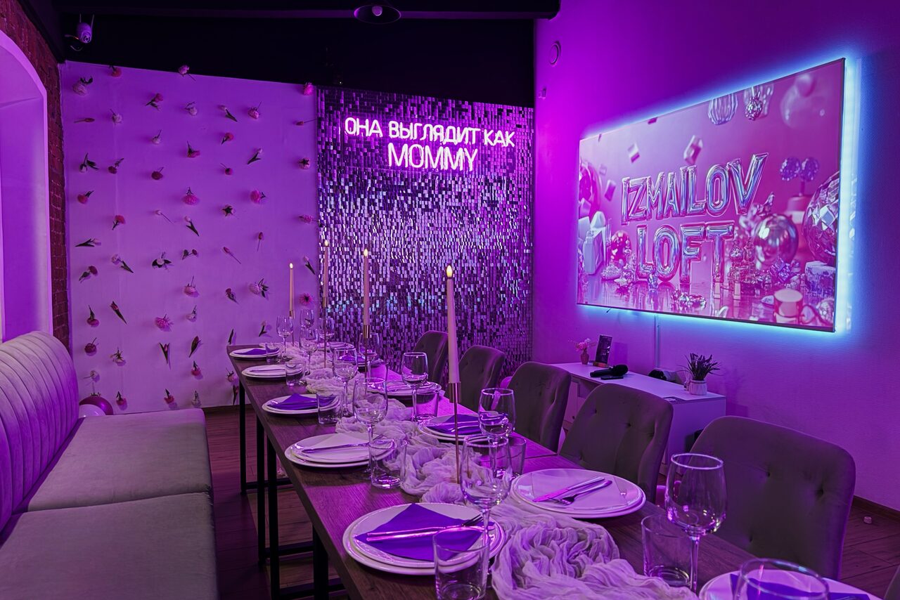 Арендовать Тёмный караоке лофт-зал