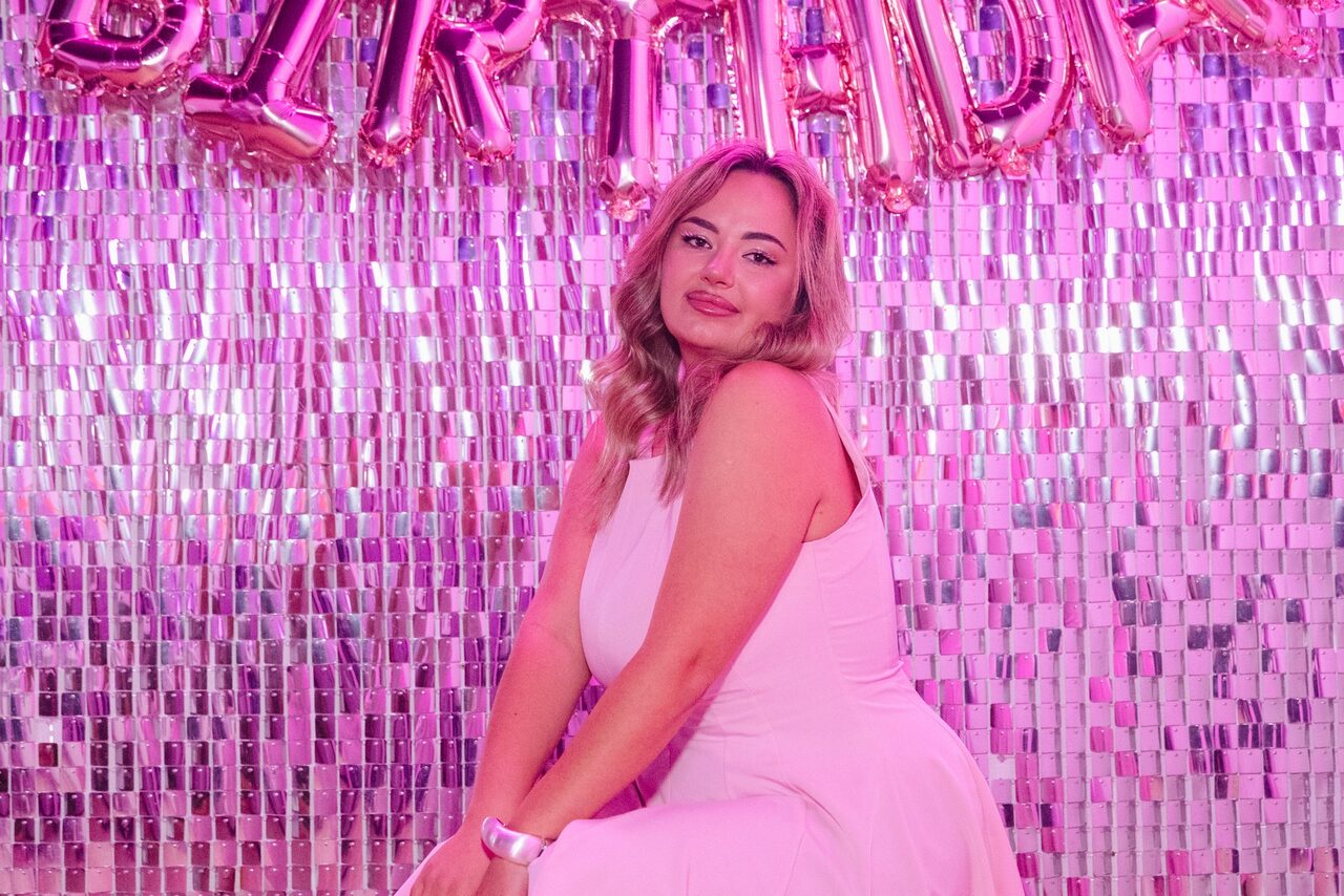 Арендовать Тёмный караоке лофт-зал